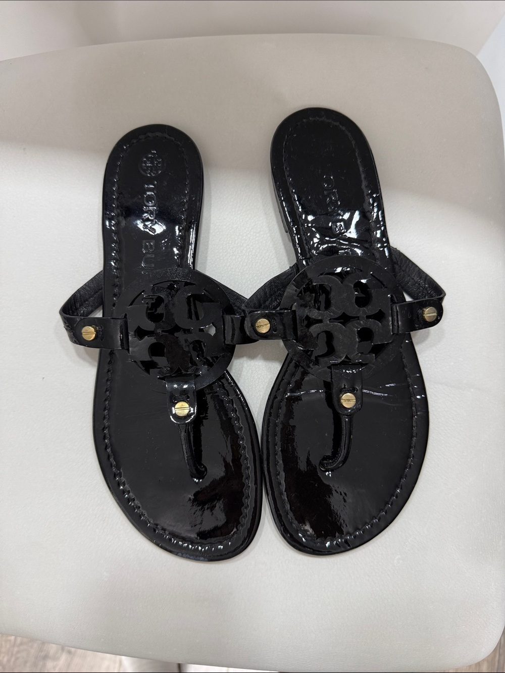Tory Burch Glossy Patent Leather Black Sandals Thong FlipFlop Flats Wms